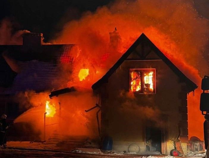 Ogromny pożar w Ożumiechu: nocą dom stanął w ogniu